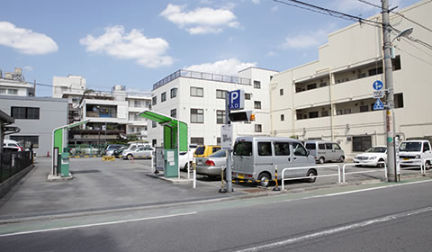B館駐車場