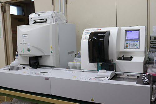尿定性分析装置　US-3100Rplus（右）尿有形成分分析装置　UF-1000（左）